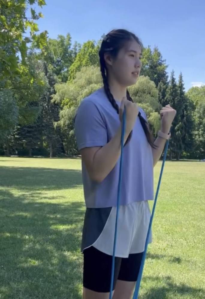 叶辰面无表情的说：跟你签这份合约的人，根本就没有签这份合约的资格，所以这份合约也就是无效的，你自己动动你的脑子想一想，如果我给你签个约，把整个日本岛都卖给你，难道整个日本岛就是你的了吗？说着，叶辰从保罗手里拿过一份股权转让复印件，丢到伊藤雄彦面前道：来，看看清楚这上面怎么写的，小林一郎已经自愿将90%股份并入我旗下的九玄制药公司，白纸黑字。